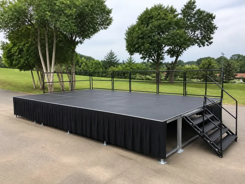 Palco coberto com treliça e iluminação para evento ao ar livre