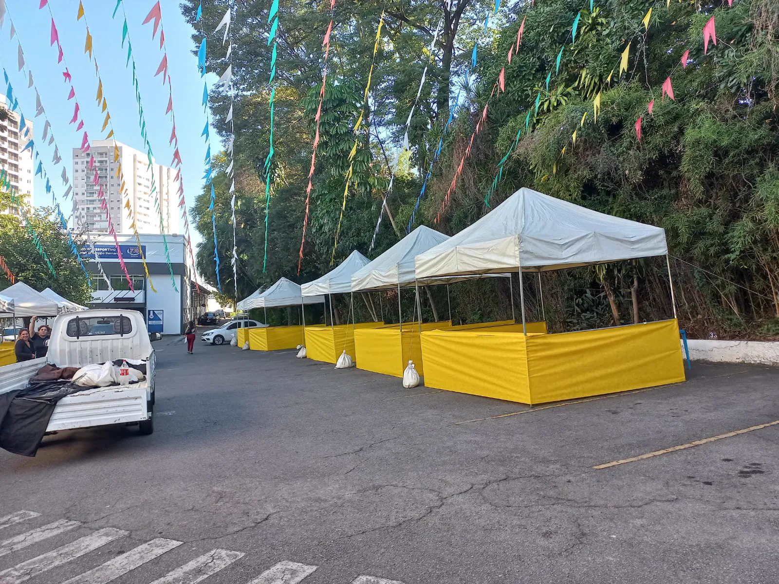 Tendas 3x3 com balcão frontal montadas pela Sampa Tendas