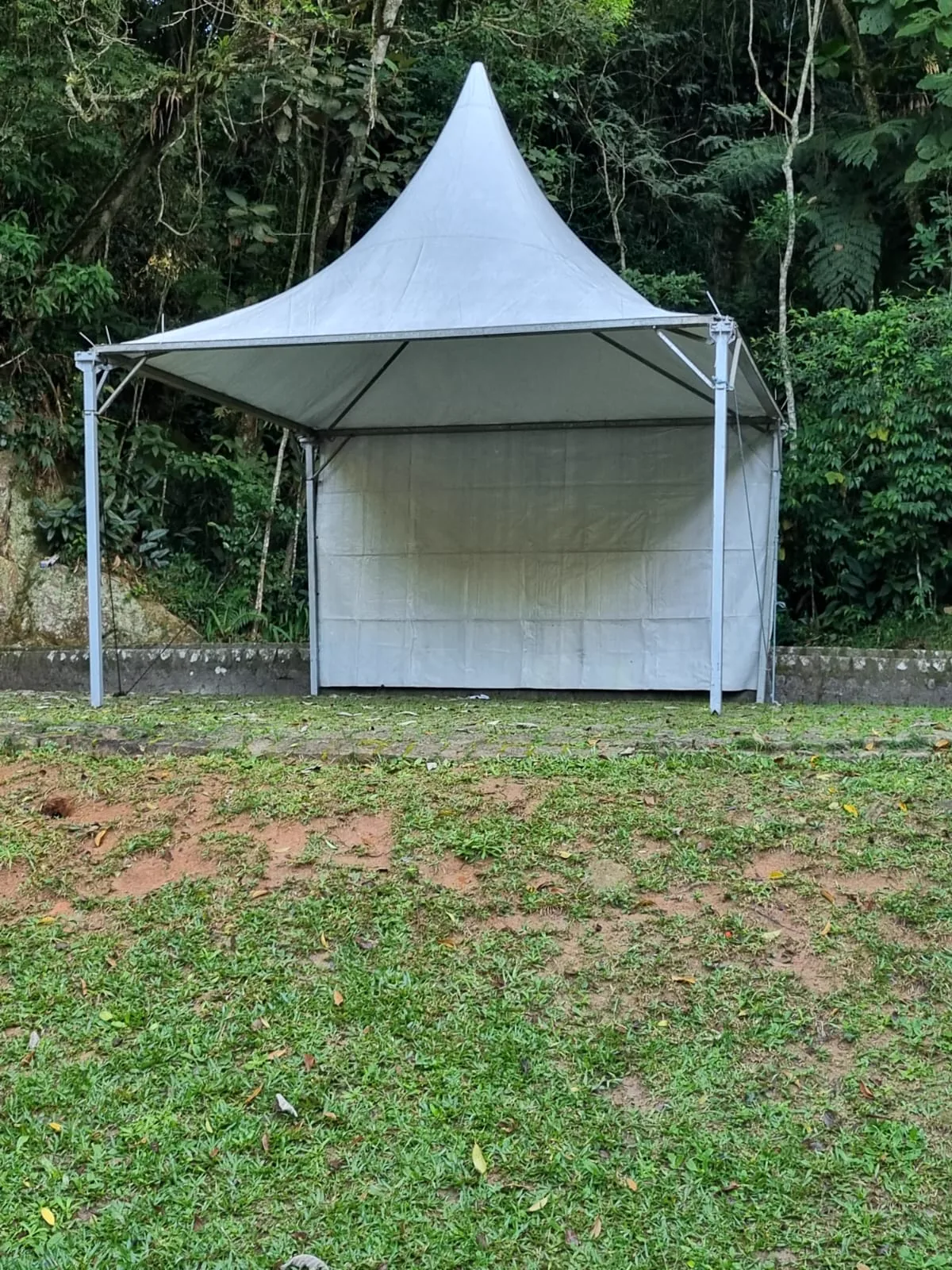 Tenda chapéu de bruxa estruturada montada pela Sampa Tendas