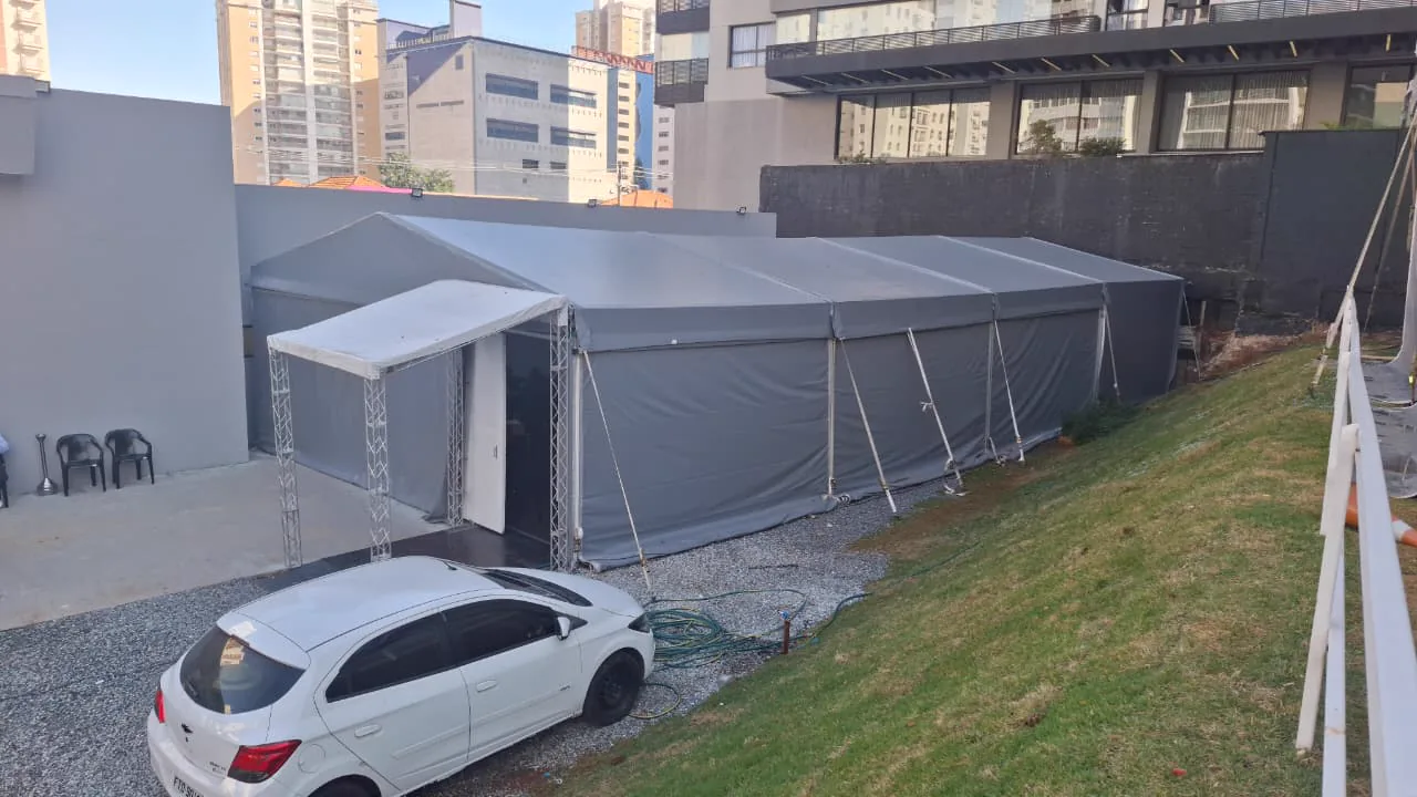 Tenda galpão de duas águas montada pela Sampa Tendas