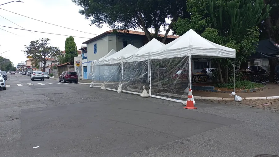 Avenida de feira com tendas piramidais brancas