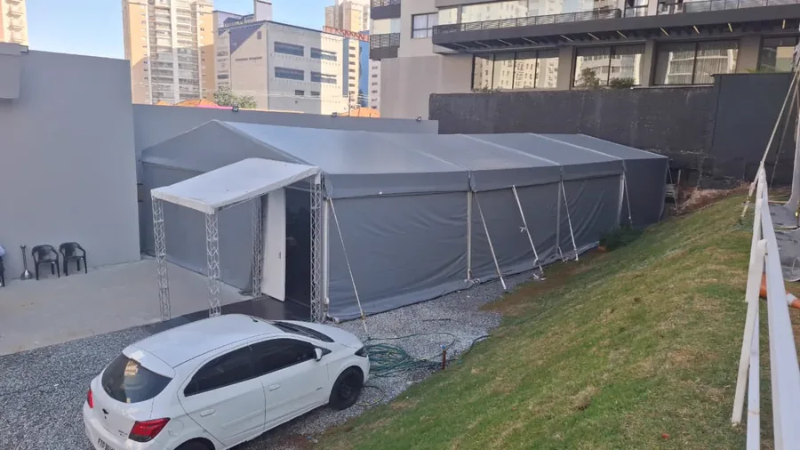 Tenda galpão ampla preparada para evento corporativo