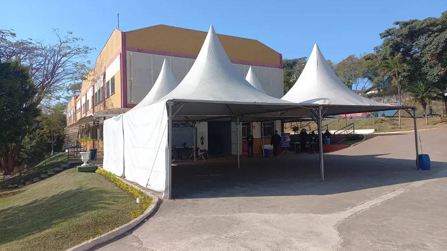 Tenda branca de duas águas preparada em um jardim