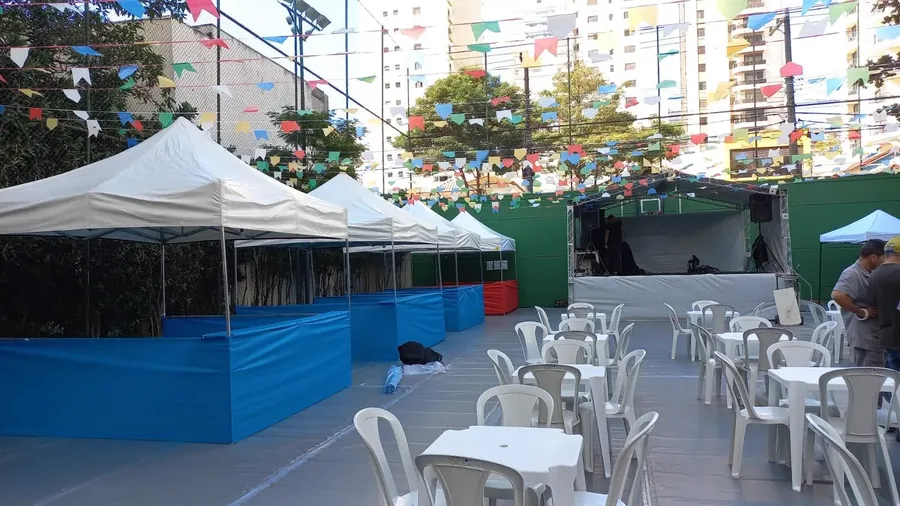 Tendas brancas iluminadas durante um evento noturno