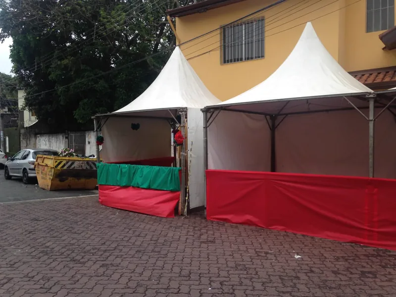Tenda balcão branca preparada para atendimento ao público