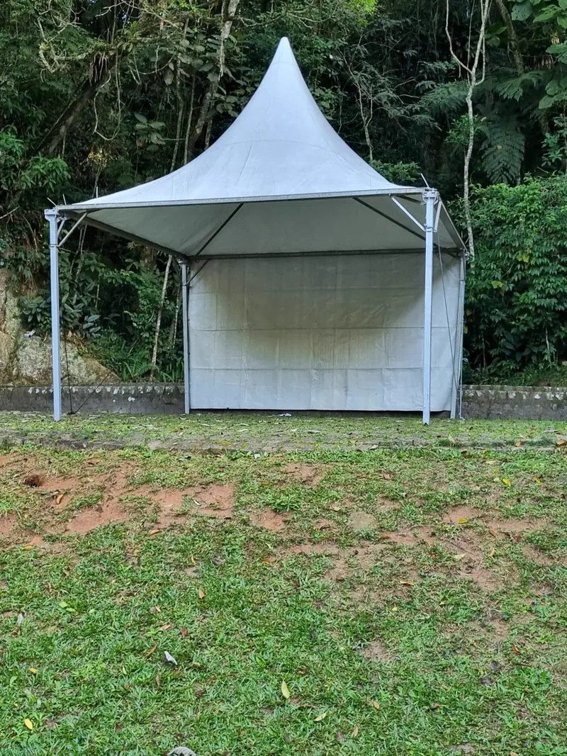 Tenda chapéu de bruxa branca em um jardim